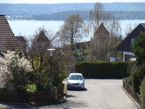 Une voiture descendant dans une rue d'un quartier résidentiel dans l'établissement Haus Meersburg See, à Meersburg