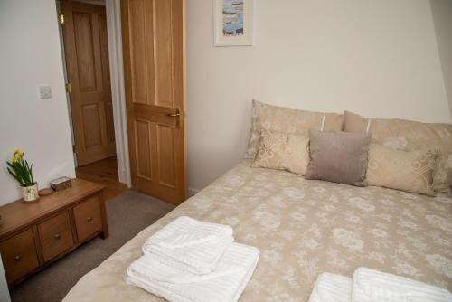 a bedroom with a bed and a wooden table at Finest Retreats - Nelly's Nook in Matlock