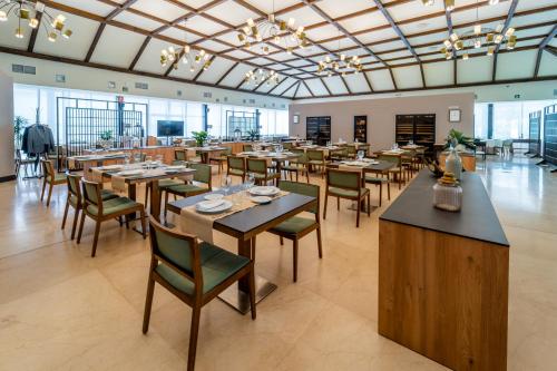 Hotel-Restaurante Jardines La Tejera 레스토랑 또는 맛집