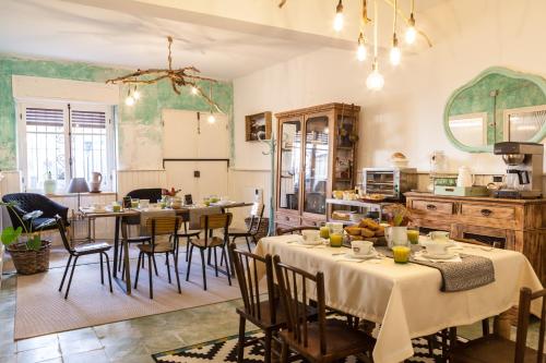 uma cozinha e sala de jantar com mesas e cadeiras em The Old Seaman Bed & Breakfast em Celorio