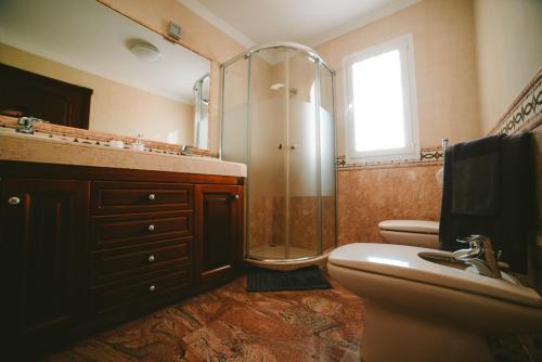 Phòng tắm tại Villa Morada Sonneland con piscina privada climatizada