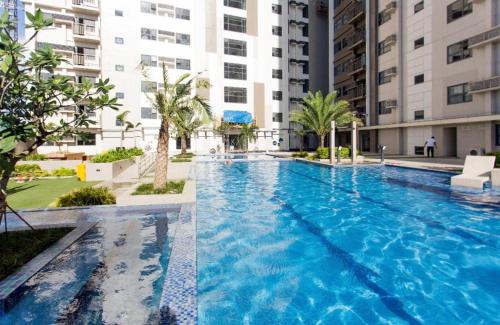 a large swimming pool in the middle of a building at HORIZON 101 A4 near robinson mall Free POOL WIFI in Cebu City