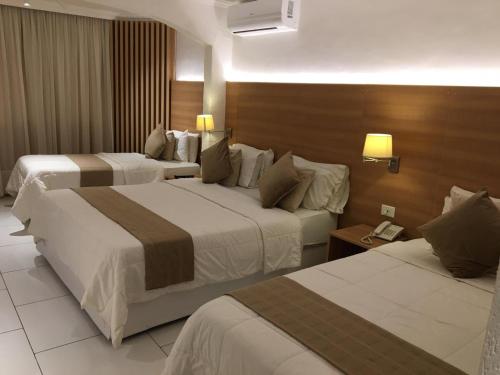 Giường trong phòng chung tại Los Alpes Villa Morra