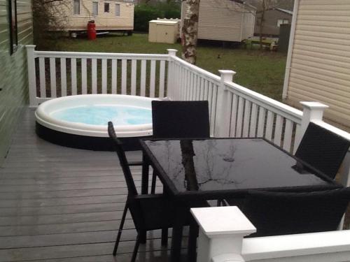 Un balcón o terraza en 19 Laurel Close Highly recommended 6 berth holiday home with hot tub in prime location
