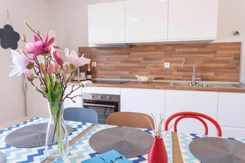 Kuchyňa alebo kuchynka v ubytovaní Apartments Lalic