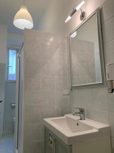 bagno con lavandino e specchio di Chiaretta Guest House a Roma