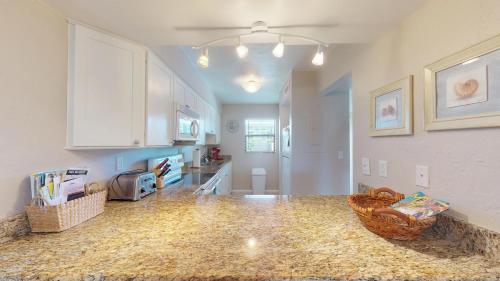 Kuchyň nebo kuchyňský kout v ubytování Desirable Location, Directly Across Street From South Beach Access