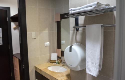 Ένα μπάνιο στο Hotel MC Suites - Confort cerca del Aeropuerto