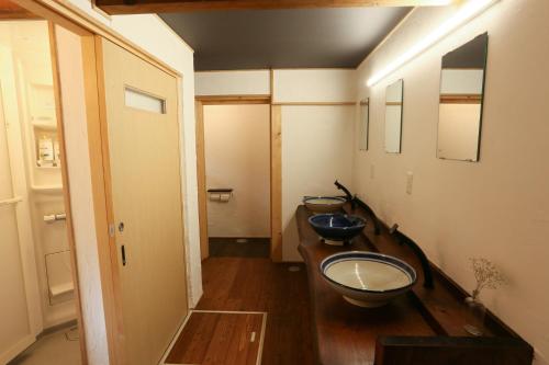 un bagno con lavandino e due lavandini di Guesthouse Izame Ann a Nagaoka