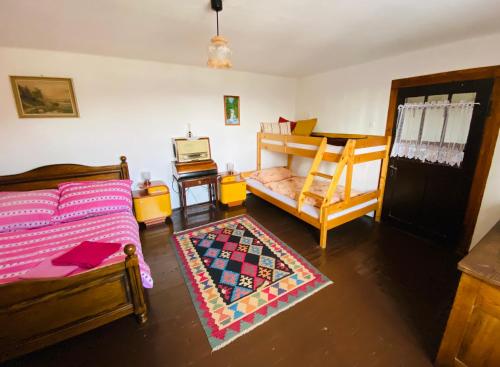 เตียงในห้องที่ Libling Štiavnický