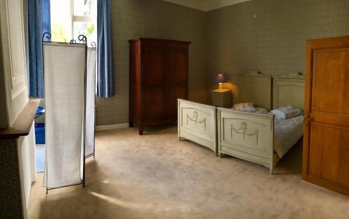 a bedroom with two white beds and a window at Villa Theresa à 25 min de PAIRI DAIZA in Soignies