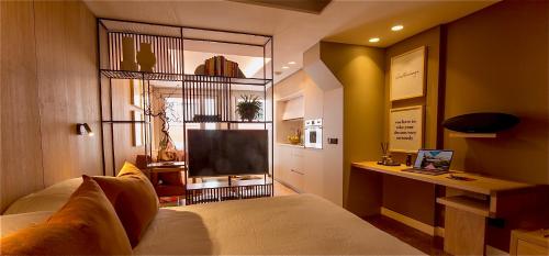 um quarto com uma cama e uma televisão em the matter Meaningful apartments em Las Palmas de Gran Canaria