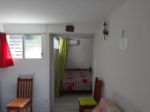 Postel nebo postele na pokoji v ubytování Les Hibiscus