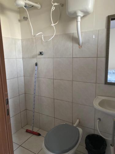 ein Bad mit einem WC und einem Waschbecken in der Unterkunft Hostel Pigally in Goiânia