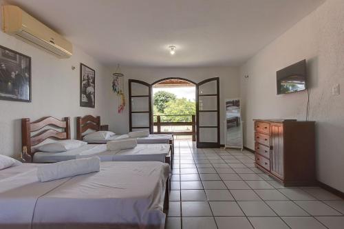una habitación con 4 camas y un tocador. en Casa na Praia de Tabuba Ceará por Carpediem, en Caucaia