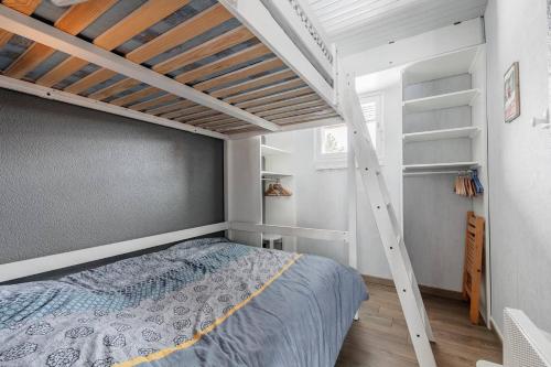 a bedroom with a bunk bed with a ladder at Twins 2 Alpes centre station in Mont-de-Lans