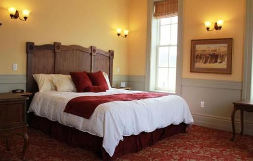 Säng eller sängar i ett rum på Windsor Hotel & Restaurant