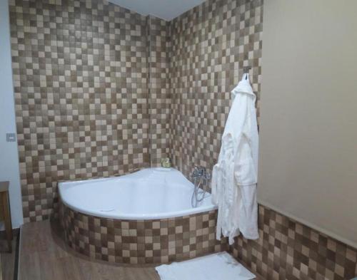 y baño con bañera y lavamanos. en Hotel Restaurante Boabdil, en Otura