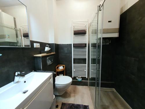 ヴェターにあるModerne Wohlfühloase zentral in Seenähe - Pillow menu, 2 Stk 55" Smart TVs, NETFLIX, DisneyPlus uvmのトイレとガラスのシャワー付きのバスルーム