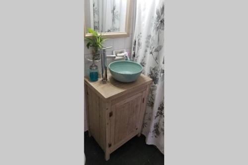 a bathroom with a bowl sink on a wooden cabinet at Encantador departamento in San Fernando