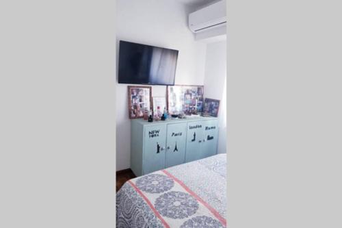 a bedroom with a bed and a flat screen tv at Encantador departamento in San Fernando