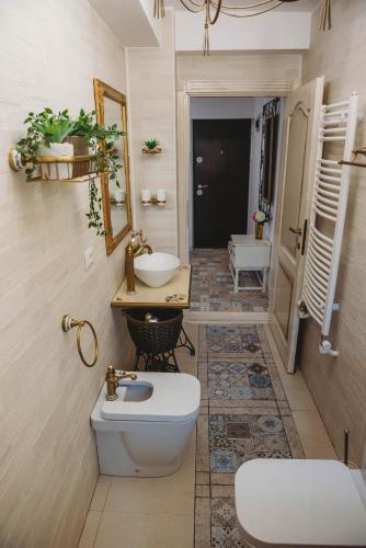 a bathroom with a toilet and a sink at La Contessa Apartament in Târgu Neamț