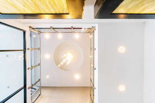 A bathroom at Holiday Inn Express Dundee, an IHG Hotel 