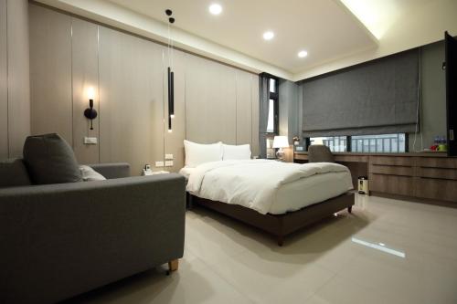 um quarto com uma cama e um sofá em 52 travelers home (with elevator) em Hualien