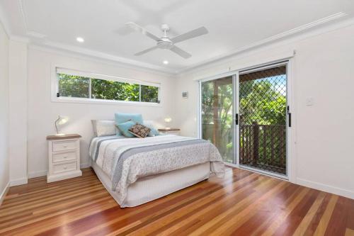 Ліжко або ліжка в номері Seaview Beach House by Kingscliff Accommodation