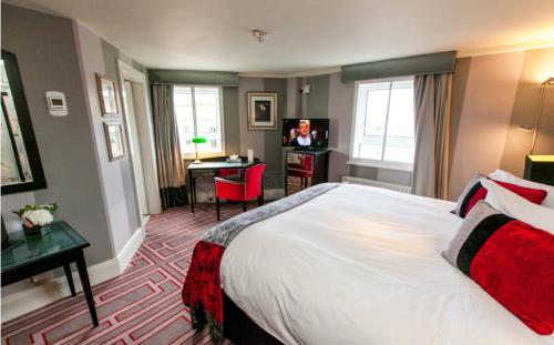Una cama o camas en una habitación de Benedicts Hotel