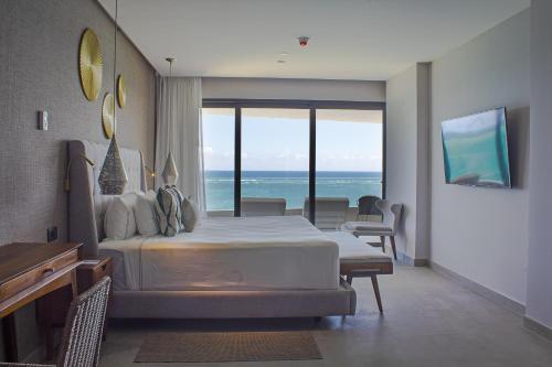 Μια τηλεόραση ή/και κέντρο ψυχαγωγίας στο The Fives Oceanfront