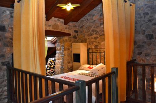 Villafeliz的住宿－Casas Rurales Entre Babia y La Luna，一间带一张床铺的卧室,位于带天花板的房间内