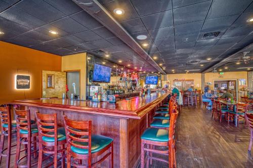 Best Western Green Valley Inn في جرين فالي: بار مع كونتر خشبي وكراسي في مطعم