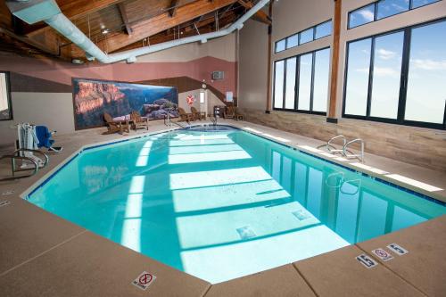uma grande piscina num quarto grande em Holiday Inn Express & Suites Grand Canyon, an IHG Hotel em Tusayan