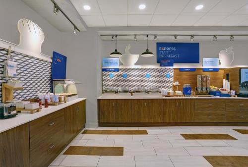 Cucina o angolo cottura di Holiday Inn Express & Suites - Lenexa - Overland Park Area by IHG