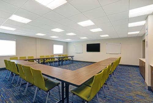 Zona business o sala conferenze di Holiday Inn Express & Suites - Lenexa - Overland Park Area by IHG