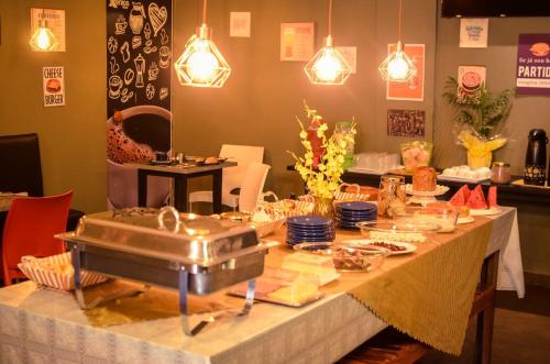 uma mesa com comida e luzes em HOTEL XENIOS em Macapá