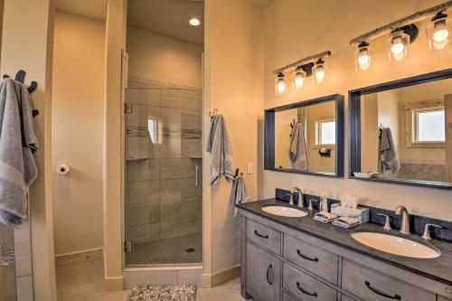 Vannituba majutusasutuses Unique Cortez Family Getaway with Mountain Views!