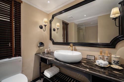 uma casa de banho com um lavatório e um espelho em My Gallery Boutique Hotel & Spa em Sa Pa