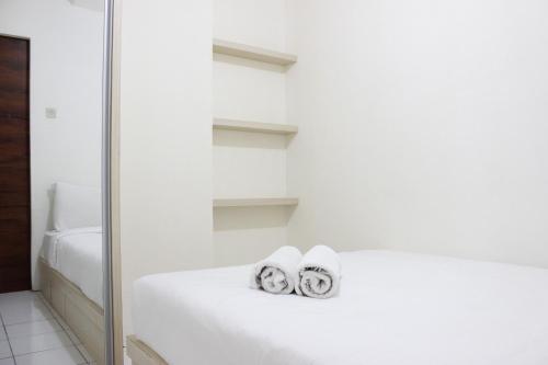 Postel nebo postele na pokoji v ubytování Relaxing 2BR Apartment at Buah Batu Park By Travelio