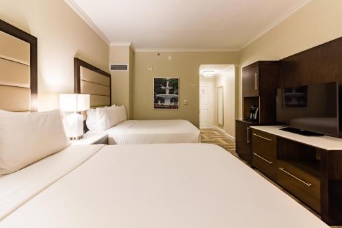 Letto o letti in una camera di Holiday Inn Express Savannah - Historic District