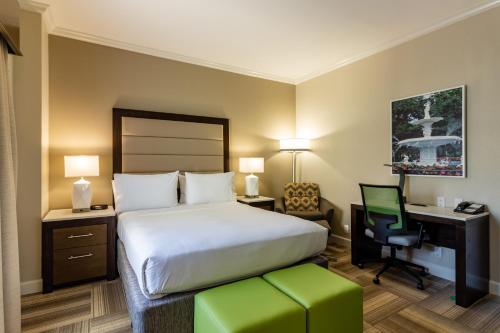 Letto o letti in una camera di Holiday Inn Express Savannah - Historic District