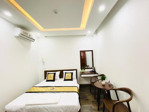 a small room with two beds and a table at HOTEL ĐỨC THÀNH 2 in Con Dao
