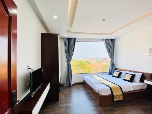 a bedroom with a bed and a large window at HOTEL ĐỨC THÀNH 2 in Con Dao