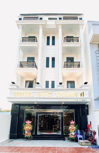 a hotel building with a sign on the front of it at HOTEL ĐỨC THÀNH 2 in Con Dao