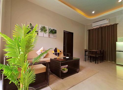 ein Wohnzimmer mit einem Sofa und einem Tisch in der Unterkunft The Apex private pool villa Krabi in Krabi