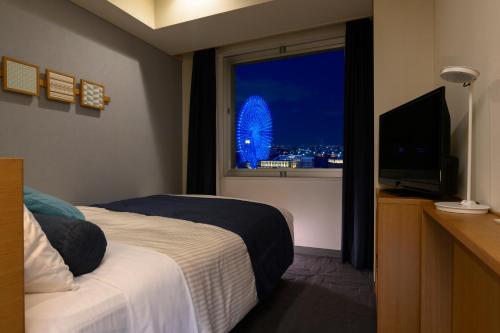Tempat tidur dalam kamar di Yokohama Sakuragicho Washington Hotel