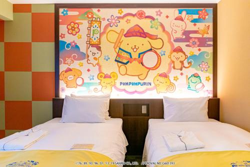 那覇市にあるホテル沖縄 with サンリオキャラクターズの壁に絵画が飾られた部屋のベッド2台