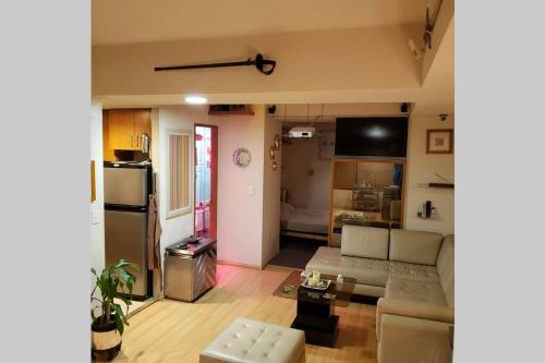 sala de estar con sofá y cocina en #1 Suite in CdMx & All Amenities, en Ciudad de México