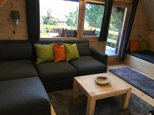 Posezení v ubytování Wooden Apartman Prémium Jacuzzival